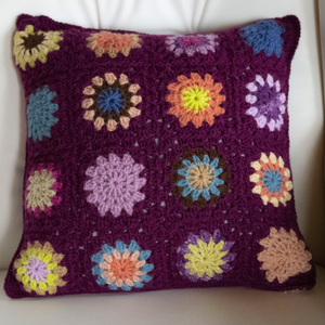 Fata de perna crosetata cu doua fete de 40x40cm.Una dintre fete este din granny squares florale, cealalta in dungi - accesorii locuință - textile de casă - perne decorative, perne - Artynos.ro