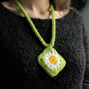 Colier crosetati din fir acrilic.Coliere facute din granny squares (patratul bunicii) - Artynos.ro