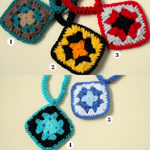 Colier crosetati din fir acrilic. Coliere facute din granny squares (patratul bunicii) - bijuterii - coliere - coliere lungi - Artynos.ro