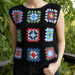 S - Vesta crosetata din granny squares realizate din fir acrilic  - îmbrăcăminte și modă - haine damă - tricou și top de damă - Artynos.ro