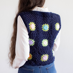 S - Vesta crosetata din fir acrilic realizata din granny squares florale - îmbrăcăminte și modă - haine damă - tricou și top de damă - Artynos.ro