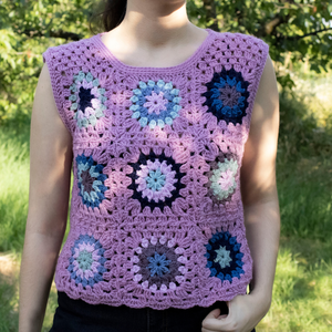 S - Vesta crosetata din fir acrilic realizata din granny squares - îmbrăcăminte și modă - haine damă - tricou și top de damă - Artynos.ro