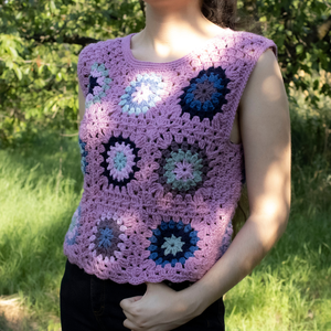 S - Vesta crosetata din fir acrilic realizata din granny squares - îmbrăcăminte și modă - haine damă - tricou și top de damă - Artynos.ro