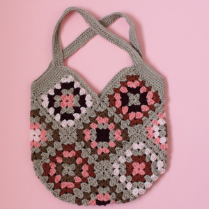 Geanta Crosetata. Geantă tip tote bag cu granny squares in dungi creată din fir acrilic. - geantă și husă - geantă pentru cumpărături - geantă shopper, geantă tote, geantă textilă - Artynos.ro