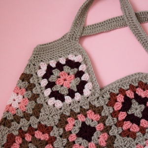 Geanta Crosetata. Geantă tip tote bag cu granny squares in dungi creată din fir acrilic. - geantă și husă - geantă pentru cumpărături - geantă shopper, geantă tote, geantă textilă - Artynos.ro