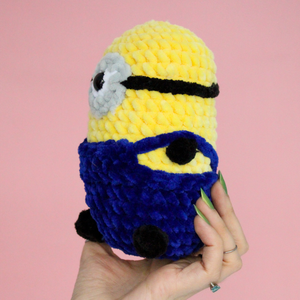 Jucarie din fir plusat - Minion crosetat  - jucării și echipamente pentru copii - jucării de pluș - figurine de pluș - Artynos.ro