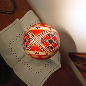 Ou de struț unicat pictat manual cu motive geometrice traditionale din Bucovina cu culori acrilice - Artynos.ro