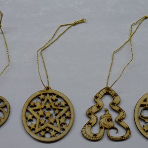 Set 5 ornamente pentru pomul de Crăciun (4 ornamente din lemn natural) - accesorii de crăciun - decorațiuni de crăciun de casă - decorațiuni pentru pomul de crăciun - Artynos.ro