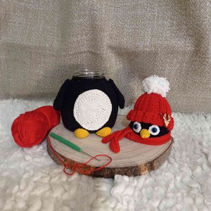 Suport de sticlă pinguin croșetat, Casă & Stil de viață, Accesorii pentru decorat casa, Decorațiuni de masă și decorațiuni pentru rafturi , Sticle ornamentale, Croșetat, ARTYNOS