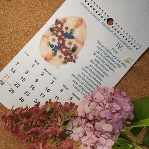 Calendar de Perete cu Citate Biblice și Imagini cu Flori Presate - Cadoul Perfect pentru Iubitorii de Natură și Artă - casă & stil de viață - accesorii pentru decorat casa - decorațiuni de pereți, decorațiuni suspendate - calendar perete - Artynos.ro