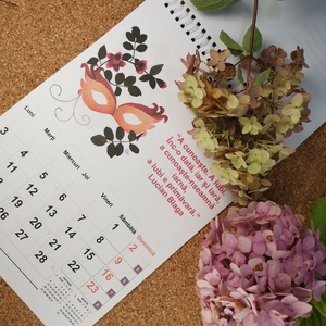 Calendar de perete cu citate din Literatura Română și imagini cu flori presate - casă & stil de viață - accesorii pentru decorat casa - decorațiuni de pereți, decorațiuni suspendate - calendar perete - Artynos.ro