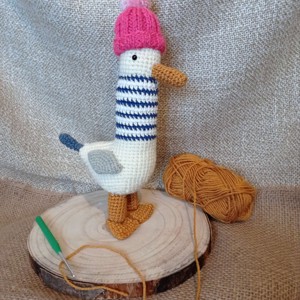 Croșetat amigurumi gâscă în pălărie - Artynos.ro