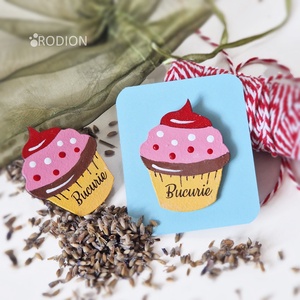 Martisoare brosa Cupcake pictate manual cu text handmade deosebite - Artynos.ro