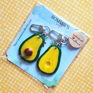 Set 2 Brelocuri Handmade Avocado - Cadoul Perfect pentru Prieteni sau Cupluri - Charm din Lut pentru Genti - geantă și husă - accesorii genți - breloc - Artynos.ro