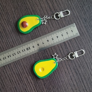 Set 2 Brelocuri Handmade Avocado - Cadoul Perfect pentru Prieteni sau Cupluri - Charm din Lut pentru Genti - geantă și husă - accesorii genți - breloc - Artynos.ro