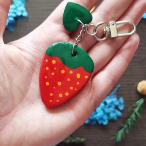 Breloc Handmade Cottagecore cu Capsuna - Charm Dragut din Lut si Rasina Epoxidica - Accesoriu Inspirat de Natura - geantă și husă - accesorii genți - breloc - Artynos.ro