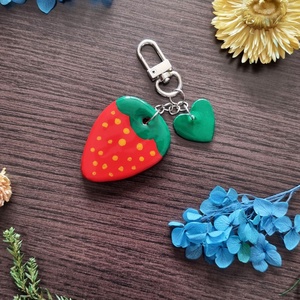 Breloc Handmade Cottagecore cu Capsuna - Charm Dragut din Lut si Rasina Epoxidica - Accesoriu Inspirat de Natura - geantă și husă - accesorii genți - breloc - Artynos.ro