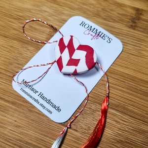 Martisor Handmade Inima Abstracta din Lut Polimeric  Brosa cu Ac si Snur Traditional Alb-Rosu - Artynos.ro