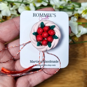 Martisor Handmade Tort cu Capsuni din Lut Polimeric  Brosa cu Ac si Snur Traditional Alb-Rosu - bijuterii - mărțișor - Artynos.ro