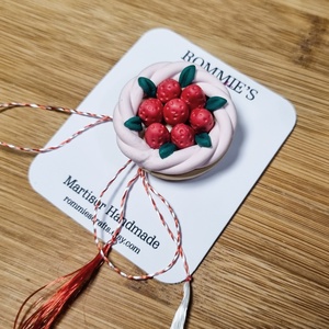 Martisor Handmade Tort cu Capsuni din Lut Polimeric  Brosa cu Ac si Snur Traditional Alb-Rosu - Artynos.ro