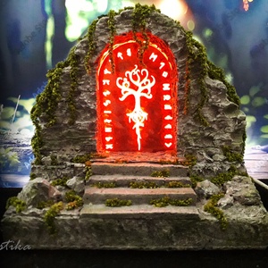 Diorama portal, Dioramă ușă magică, Dioramă rune și arborele vieții, decor birou/raft în miniatură, lampă cu led  - casă & stil de viață - accesorii pentru decorat casa - ornamente - Artynos.ro