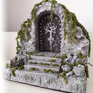 Diorama portal, Dioramă ușă magică, Dioramă rune și arborele vieții, decor birou/raft în miniatură, lampă cu led  - casă & stil de viață - accesorii pentru decorat casa - ornamente - Artynos.ro