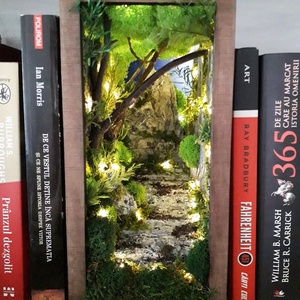 Book nook Colț de pădure, Miniatura bibliotecă, Dioramă pădure, Accesorii locuință, Accesorii pentru decorat casa, Decorațiuni de masă și decorațiuni pentru rafturi , Cutii decor, cutii de suveniruri, , ARTYNOS