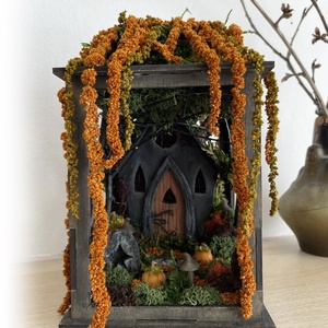 Felinar căsuță vrăjitoare, Dioramă miniatură, Felinar decorativ cu leduri, Decor Halloween - casă & stil de viață - accesorii pentru decorat casa - ornamente - Artynos.ro