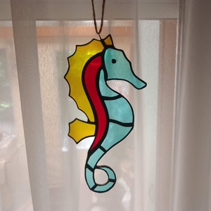 Seahorse Tiffany Window Decor O briză răcoritoare în zilele toride, Casă & Stil de viață, Accesorii pentru decorat casa, Decorațiuni de geam și decorațiuni de ușă , Decor ferestre și autocolant pentru geam, Artă de sticlă, ARTYNOS