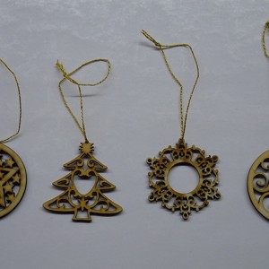 Set 2 ornamente pentru pomul de Crăciun (4 ornamente din lemn natural) - accesorii de crăciun - decorațiuni de crăciun de casă - decorațiuni pentru pomul de crăciun - Artynos.ro